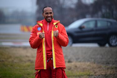 'Lewis Hamilton gaat een negendarter gooien': hilarische reacties op nieuwe teamkleding Ferrari