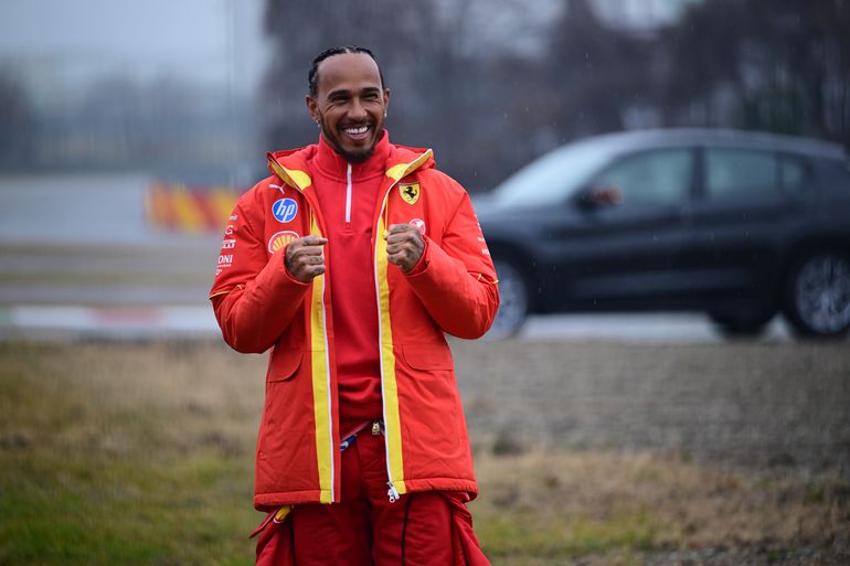 'Lewis Hamilton gaat een negendarter gooien': hilarische reacties op nieuwe teamkleding Ferrari