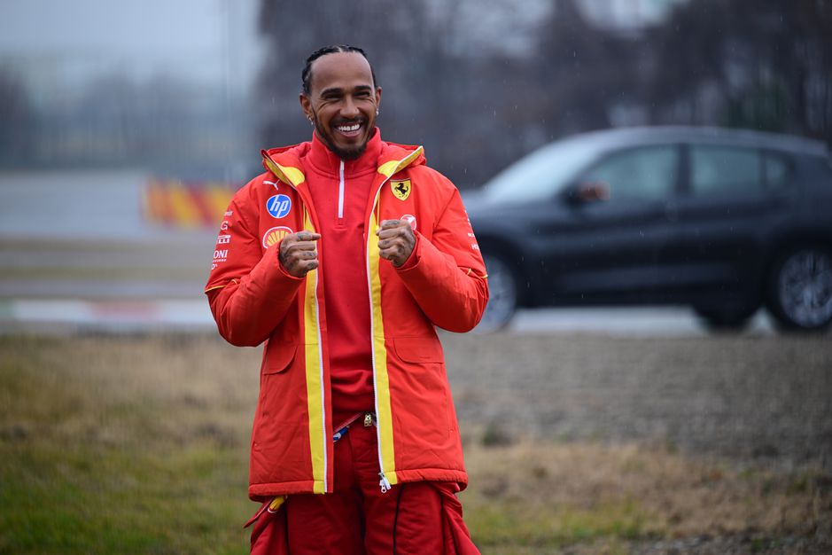 'Lewis Hamilton gaat een negendarter gooien': hilarische reacties op nieuwe teamkleding Ferrari