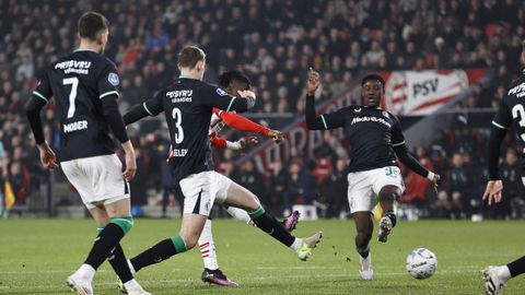 Dit schrijven de regels over hinderlijk buitenspel bij het discutabele doelpunt bij PSV - Feyenoord