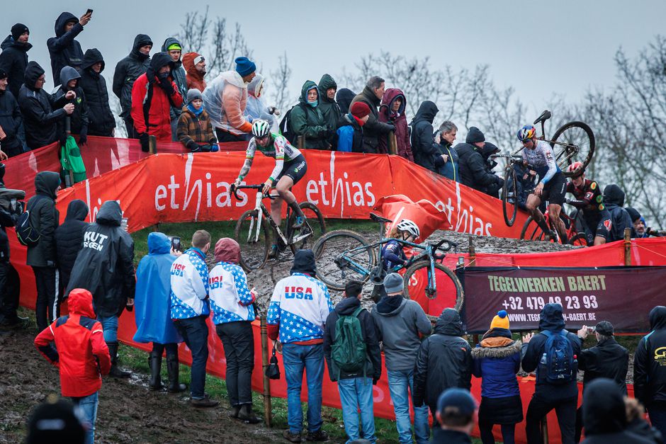 Opvallende beelden bij cross in Maldegem: veldrijdsters uit koers gezet na handgemeen