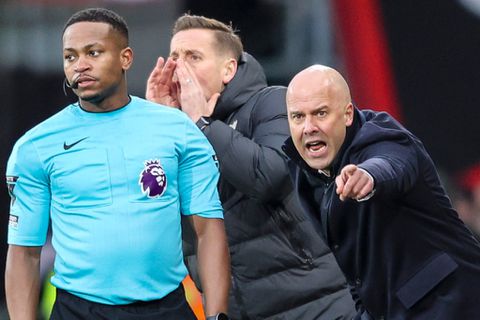 Liverpool-manager Arne Slot zet vraagtekens bij nieuwe taak scheidsrechters: 'Het zou niks voor mij zijn'