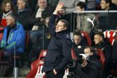 Feyenoord verrast door Brian Priske alsnog te ontslaan om wisselvallige resultaten