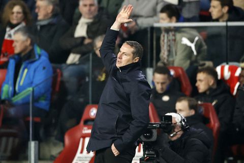 Feyenoord verrast door Brian Priske alsnog te ontslaan om wisselvallige resultaten