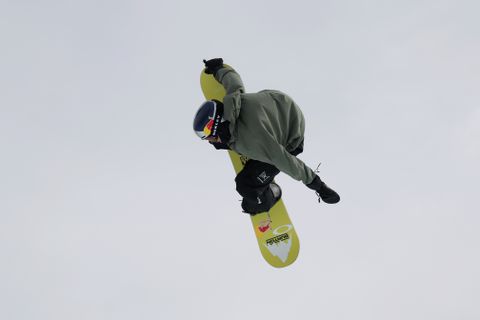 Sportfans houden hart vast na zware crash van snowboarder: medaillekandidaat blijft roerloos liggen na val