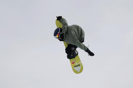 Sportfans houden hart vast na zware crash van snowboarder: medaillekandidaat blijft roerloos liggen na val