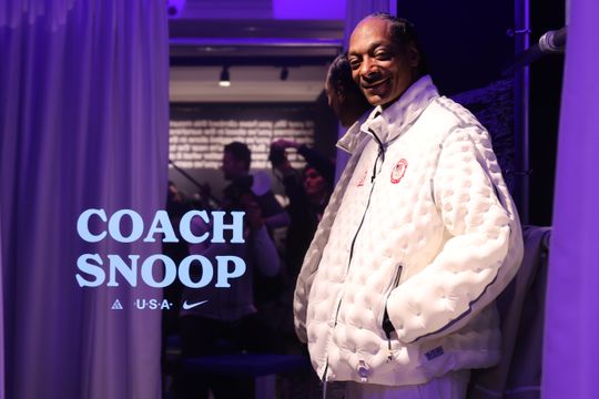 'Erecoach' Jordan Stolz steelt de show als fakkeldrager voor Winterspelen Milaan: 'Ik wil heel veel liefde verspreiden'