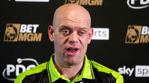 Michael van Gerwen kan na 'rotperiode' weer lachen met zege in Premier League Darts