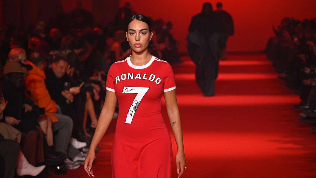 Georgina Rodriguez steelt de show: vrouw Cristiano verrast met speciale 'Ronaldo-jurk'