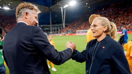 Hilariteit tussen bondscoaches Andries Jonker en Sarina Wiegman na loting: 'Het komt goed'