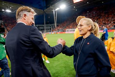 Hilariteit tussen bondscoaches Andries Jonker en Sarina Wiegman na loting: 'Het komt goed'