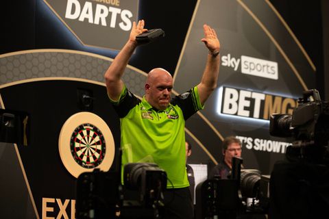 Michael van Gerwen presenteert nieuw shirt: minder groen
