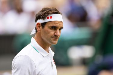 Tennislegende Roger Federer kan geen bal meer raken: verliest potje tafeltennis van klein kind