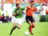 Jason McAteer en Marc Overmars tijdens Ierland - Nederland, WK-kwalificatie in september 2001 (1-0) ©Getty Images