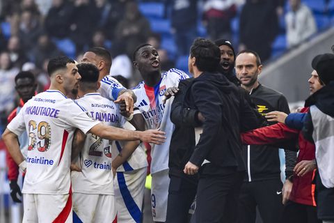 Extreem lange straf voor trainer na wangedrag richting scheids: 'Intimiderende en bedreigende houding'