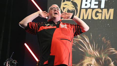 Topdarter staat nu al onder grote druk in de Premier League Darts: 'Kan al uitkijken naar zijn gezicht'