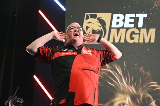 Topdarter staat nu al onder grote druk in de Premier League Darts: 'Kan al uitkijken naar zijn gezicht'