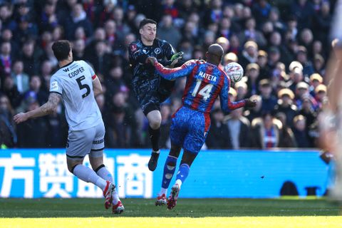 Engelse doelman krijgt staande ovatie nadat hij tegenstander met 'ergste overtreding ooit' het ziekenhuis intrapte