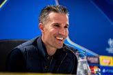 Feyenoord-trainer Robin van Persie weigert druk richting PSV op te voeren: 'Dat zou raar zijn'