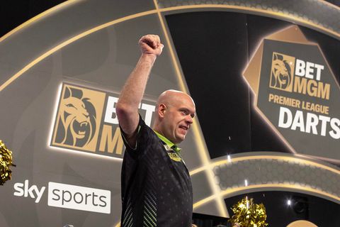 Topdarter Michael van Gerwen verklaart opmerkelijke nederlaag: 'Elk nadeel heeft z'n voordeel'