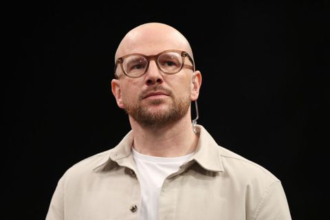 Oud-wereldkampioen darts (42) komt met hoopgevende update over gezondheid: 'Ik heb al te veel gemist'