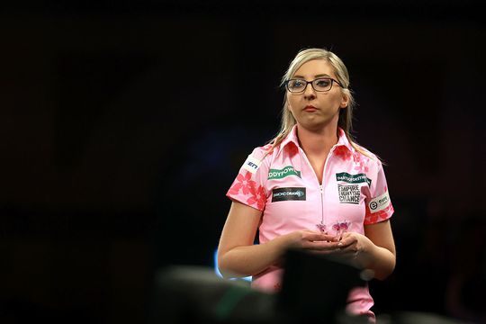 Dartskoningin Fallon Sherrock spreekt zich fel uit tegen zieke collega's: 'Daar trap ik niet in'