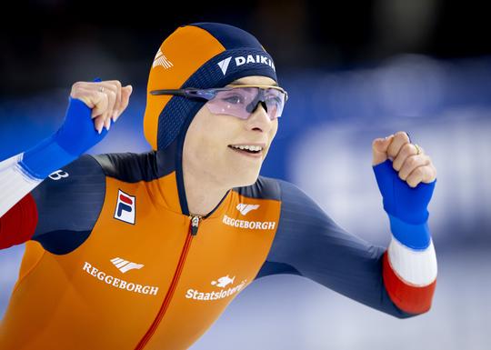 Topschaatsster Femke Kok flikt het ondenkbare bij WK sprint in Thialf: 'Waanzinnig!'