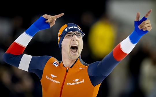 Jenning de Boo verpulvert baanrecord in Thialf op WK sprint: 'Echt een genot om naar te kijken'