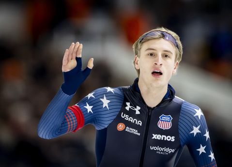 Schaatsfenomeen Jordan Stolz zorgt voor verbazing tijdens WK sprint: 'Die had hij jarenlang niet'