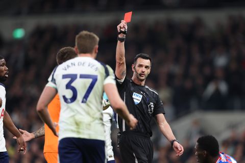 Oranje-international Micky van de Ven maakt malaise van z'n club enorm: verdediger krijgt rode kaart