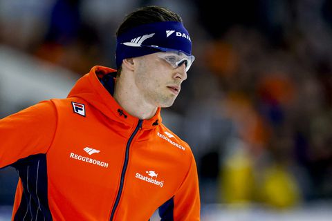 Jenning de Boo gaat opnieuw de mist in tijdens WK sprint: paniek rond topschaatser in Thialf