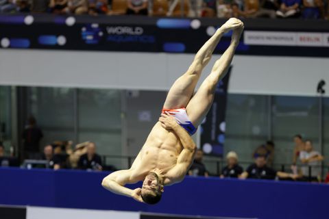 Franse duiker gaat ongelukkig onderuit voor de ogen van Franse president