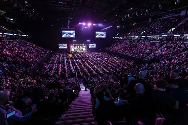 Schandalige taferelen in publiek Premier League Darts in Manchester: vechtpartijen en bier gooien