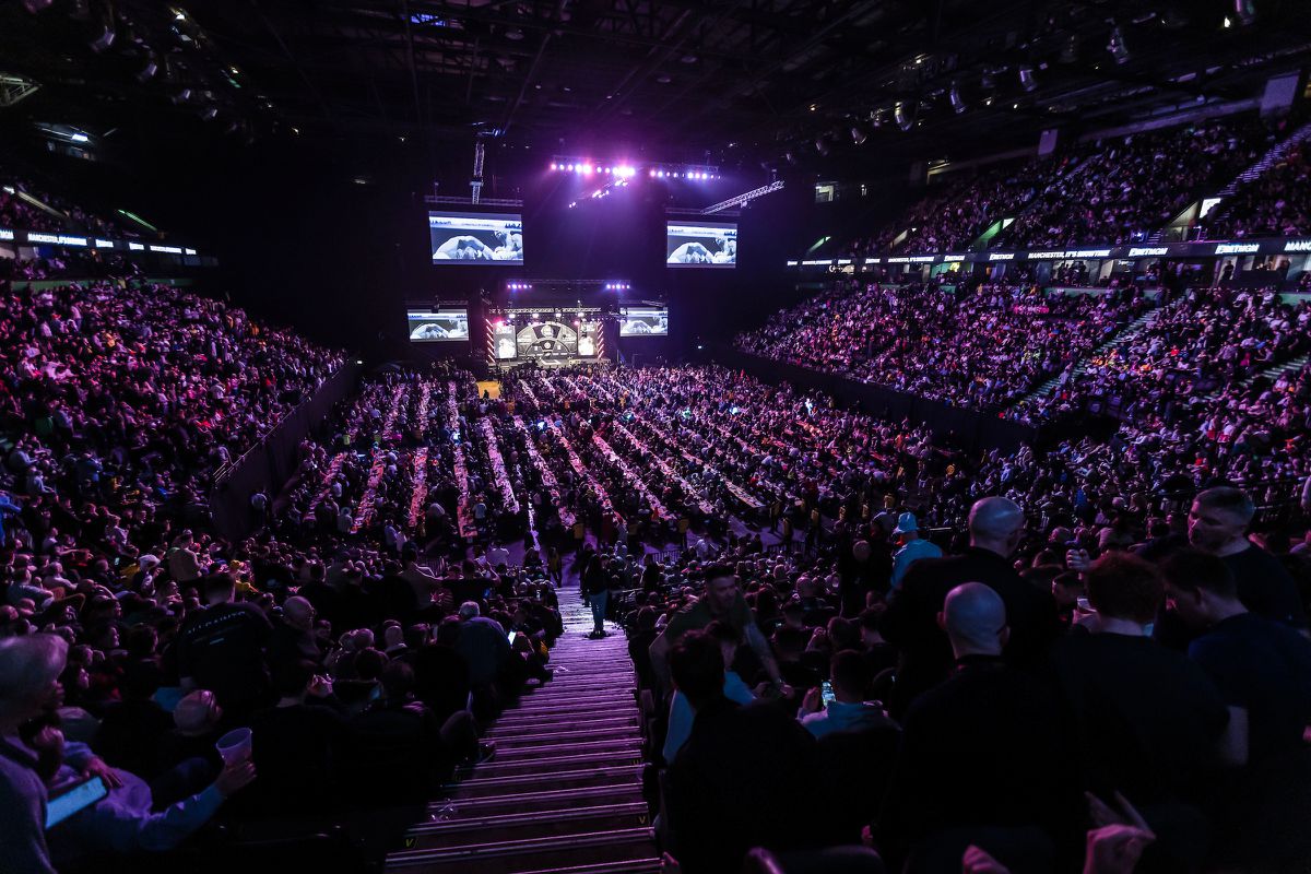 Schandalige taferelen in publiek Premier League Darts in Manchester: vechtpartijen en bier gooien