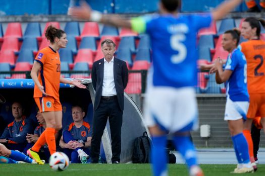 Andries Jonker na domper Oranje Leeuwinnen tegen Italië: 'Hier moeten we doorheen'