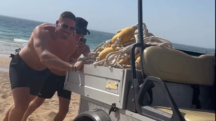 Rico Verhoeven helpt op strand vastgelopen auto een handje: 'Wat zijn we op vakantie, hè?'