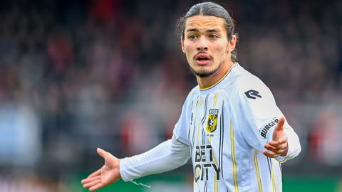 Vitesse-trainer Edward Sturing niet te spreken over Feyenoord-aanwinst: 'Zijn gedrag stoort mij'