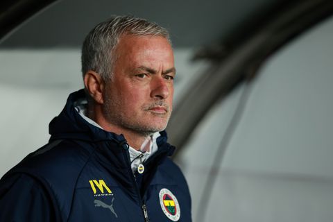 José Mourinho geschorst na bizarre 'aanval' op Galatasaray-trainer Okan Buruk