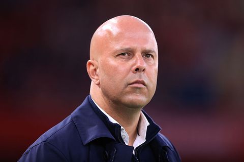 Arne Slot verbaasd over 'rare' uitspraak Liverpool-legende: 'Ik snap dat hij gefrustreerd is'