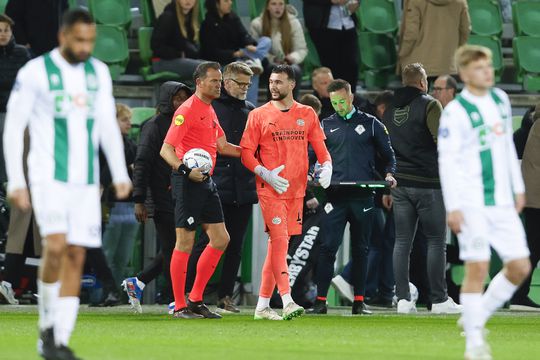 PSV ziet doelman Walter Benitez in de rust uitvallen na ongelukkige val in Groningen
