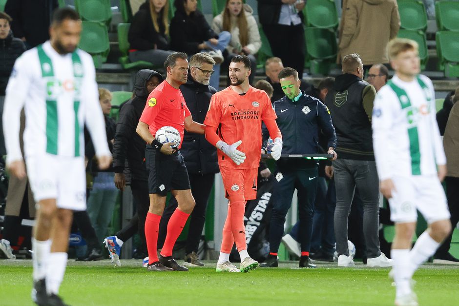 PSV ziet doelman Walter Benitez in de rust uitvallen na ongelukkige val in Groningen