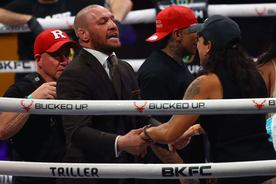 Toeschouwer probeert MMA-legende Conor McGregor aan te vallen: 'Ze lieten hem bloedend achter'