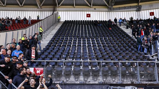 Stevige protestactie Feyenoord-fans op bezoek bij AZ vanwege 'onmogelijke eisen'