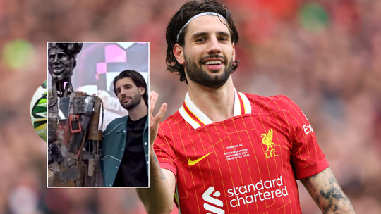 Liverpool-speler krijgt hilarisch 'cadeau': 'Alsof mijn kont binnenstebuiten is gehaald'