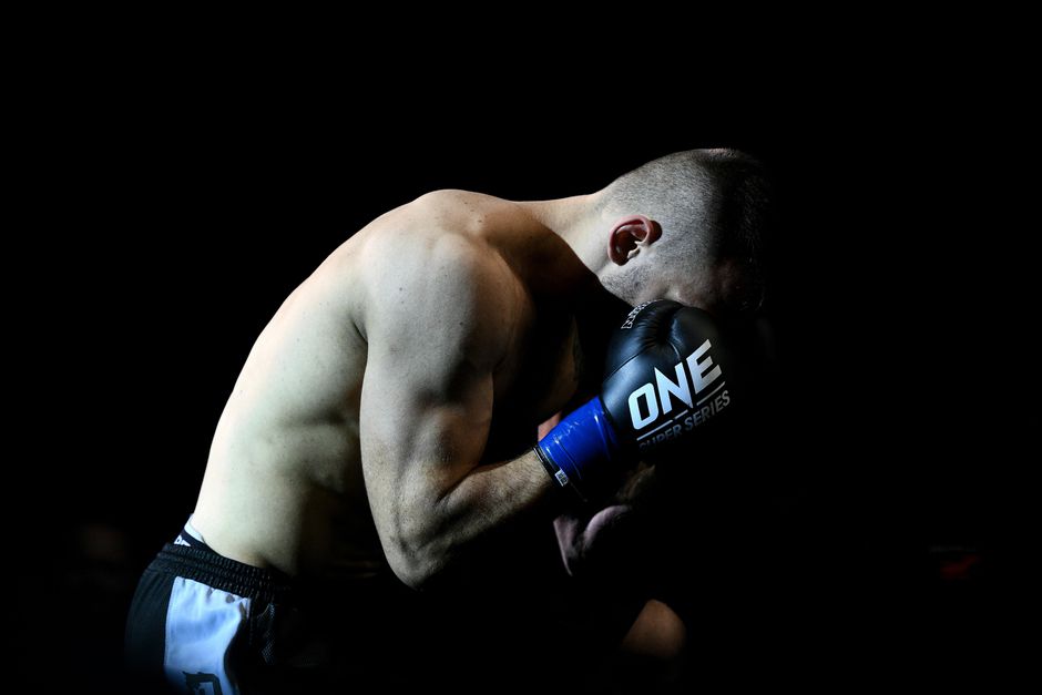Grote zorgen om kickbokser: binnen 28 seconden knockout tijdens Glory 99, één dag nadat vader overleed