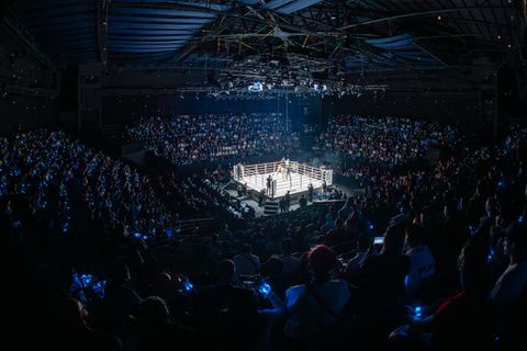 Onsportieve Glory-debutant negeert scheidsrechter en krijgt heel Ahoy tegen zich na wangedrag