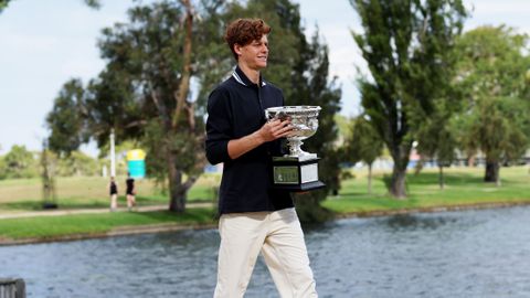 Tenniskampioen Jannik Sinner verbreekt stilte na dopingschorsing: 'Mijn rentree zal moeilijk worden'