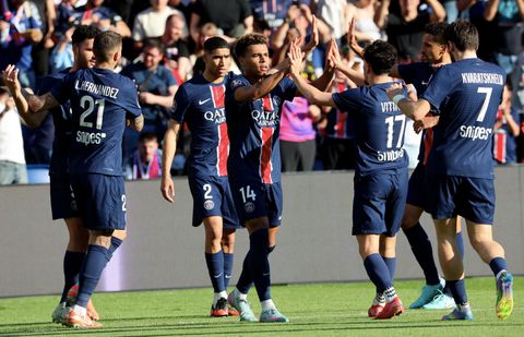 Paris Saint-Germain pakt elfde titel in laatste dertien jaar en smijt trainer de lucht in