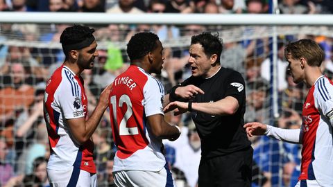 Scheids stapelt blunder op blunder bij Everton - Arsenal: wedstrijd is beëindigd maar gaat toch door