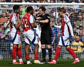 Scheids stapelt blunder op blunder bij Everton - Arsenal: wedstrijd is beëindigd maar gaat toch door
